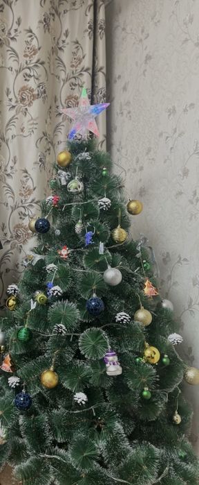 Искусственная новогодняя ель