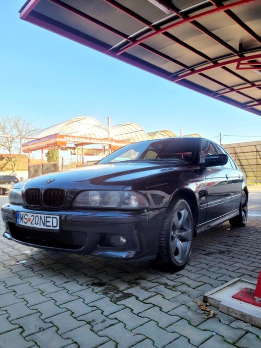 BMW E39 2.5 
Anul 2000 
120kw

Mașina se reprezintă foarte Ok din toat