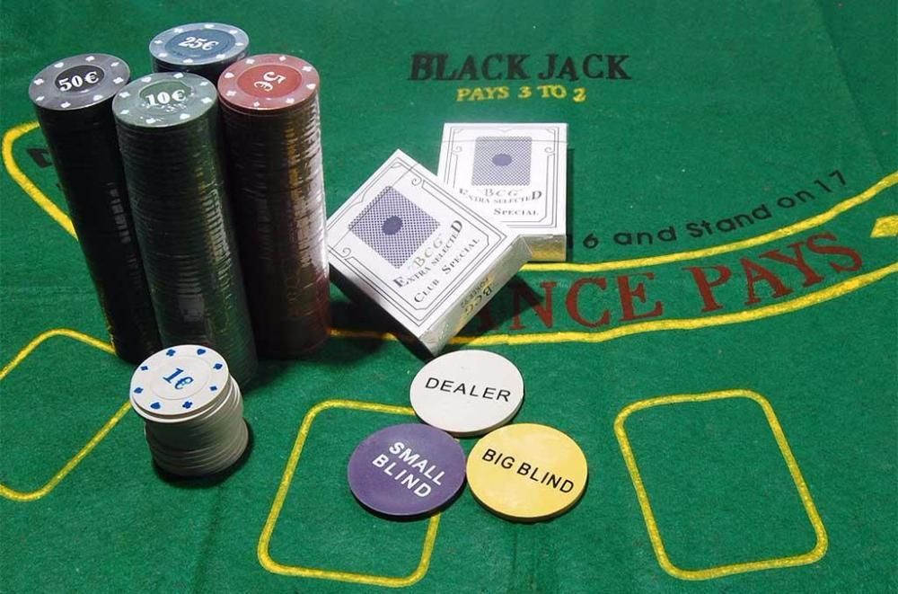 Покер комплект с 200 чипа и покривка за BlackjackИграта е подходяща за