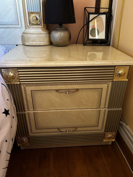 Dormitor de lux în stil clasic-pat,2 noptiere,comodă,oglindă,saltea