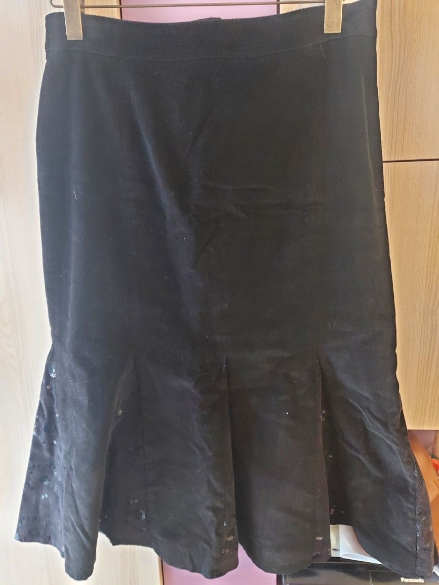 Дамски поли от промазан черен плат и джинсова.