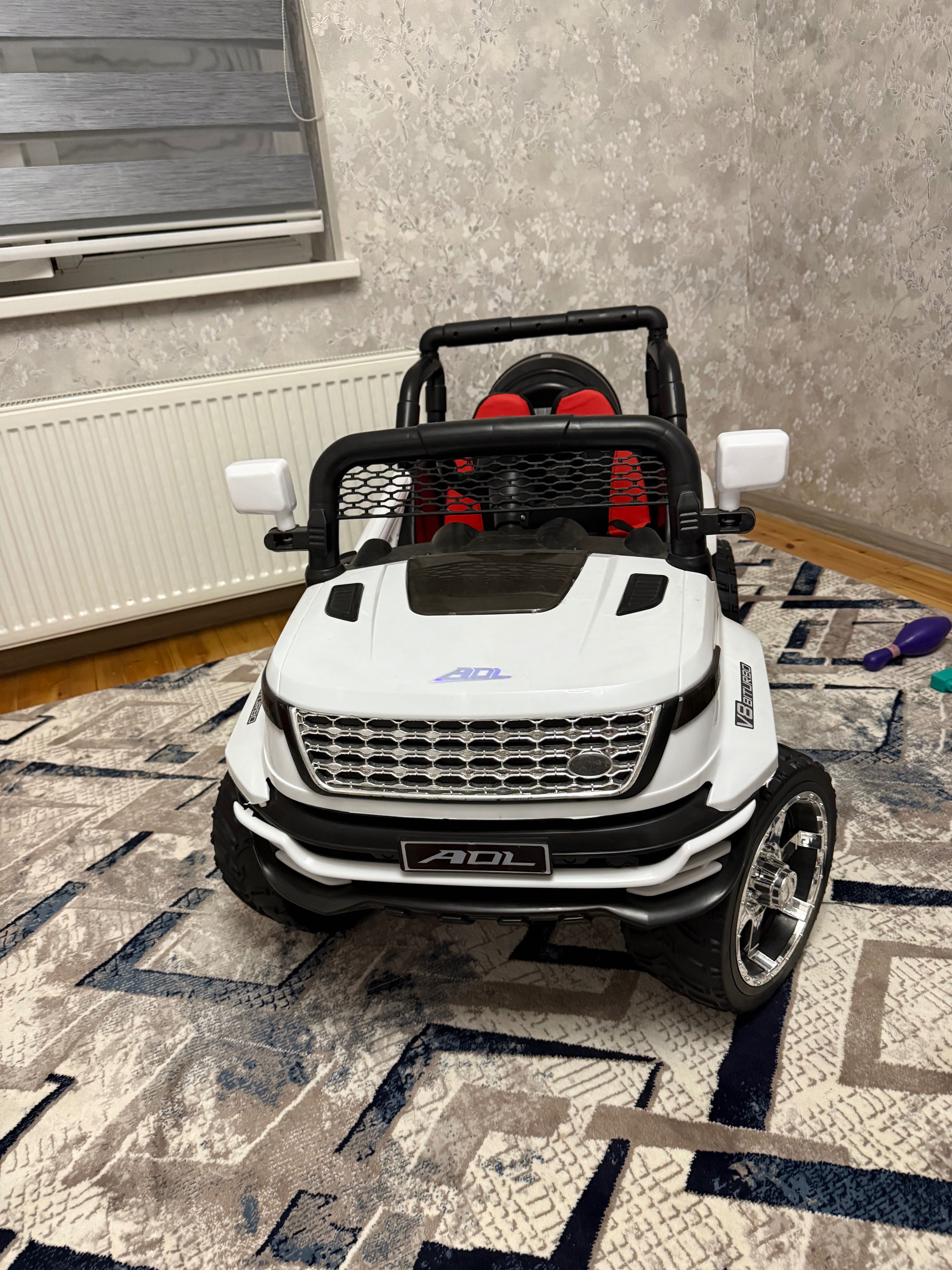 akkumulyatorli bolalar avtomobili ve oyguncaklar