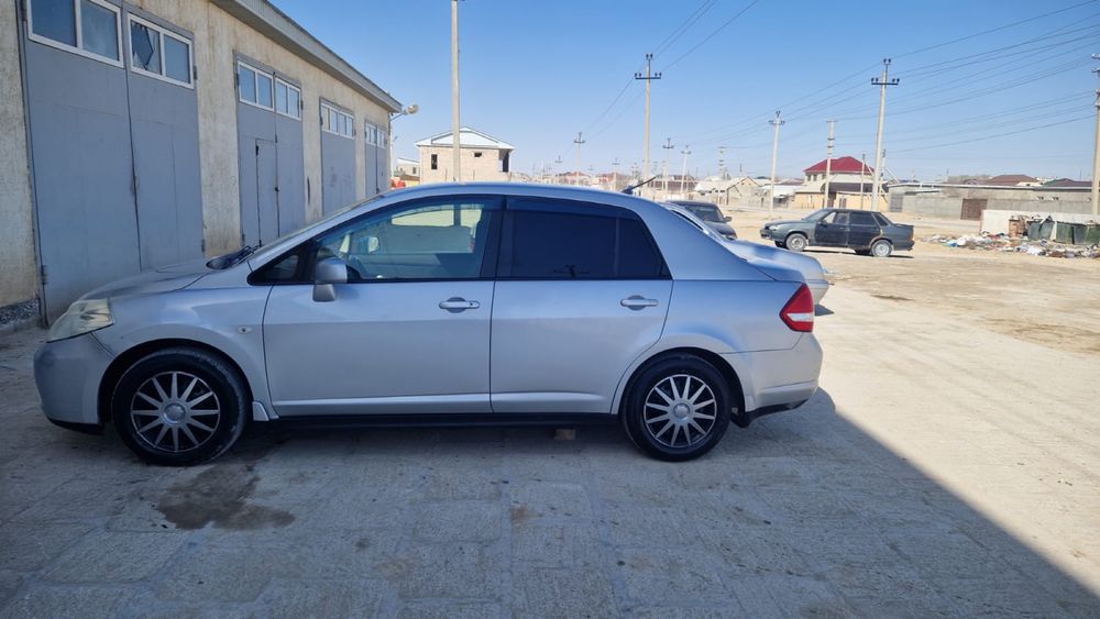 Nissan ttiida 2009 год