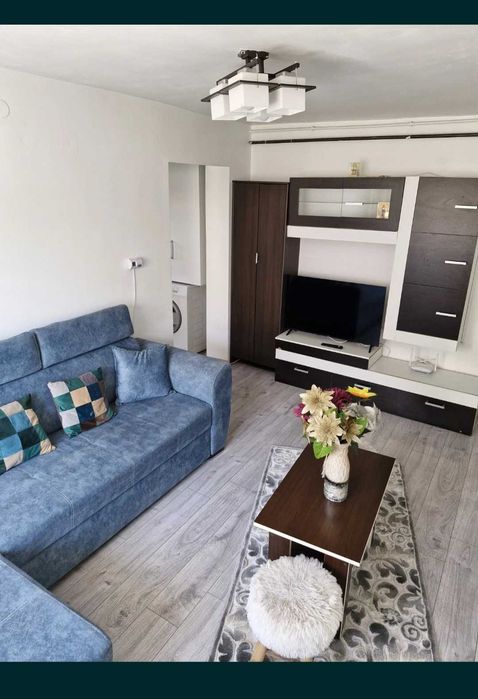 GARSONIERĂ/ Etajul 1, aproape de Piața 1 Mai, micro 8.