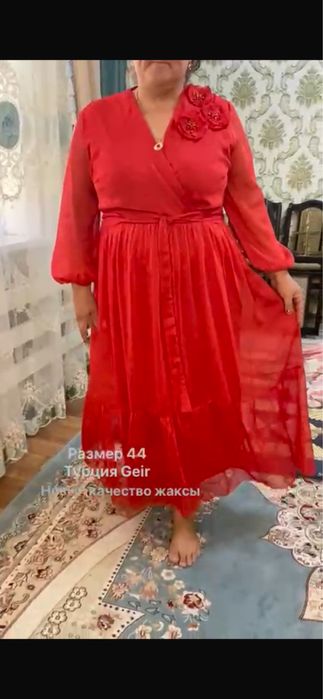 Красная платья новая.