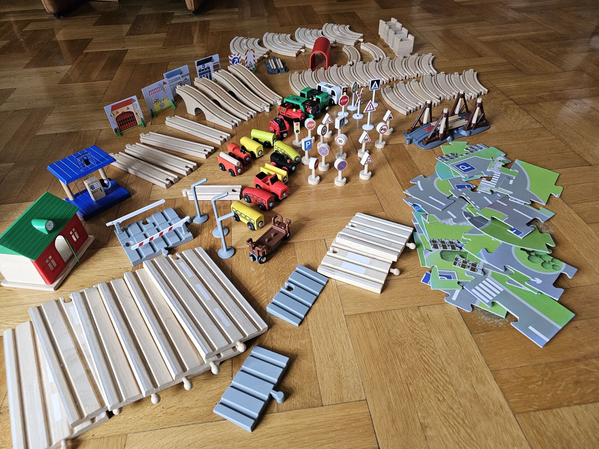 Lot / set trenuri sine lemn Brico / Ikea 2 locomotive electrice