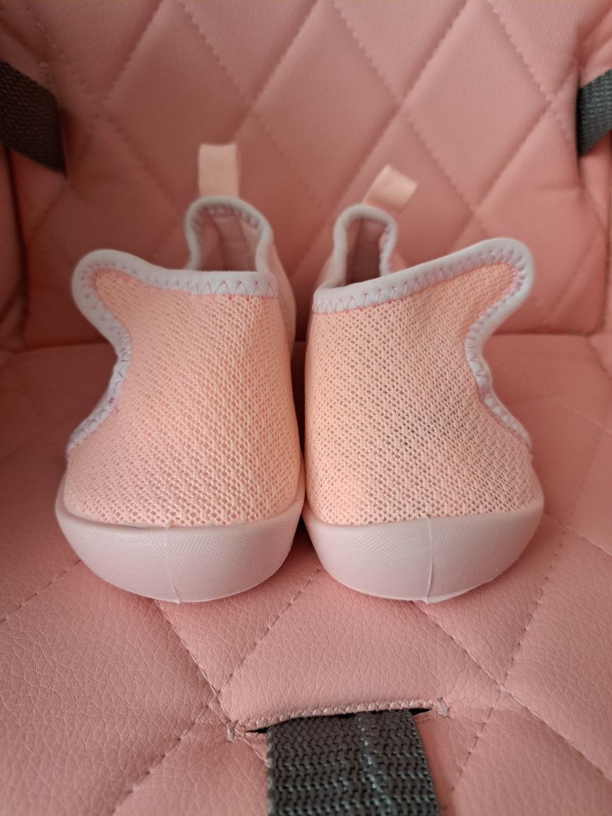 Обувки за бебе+2 бр.биберони