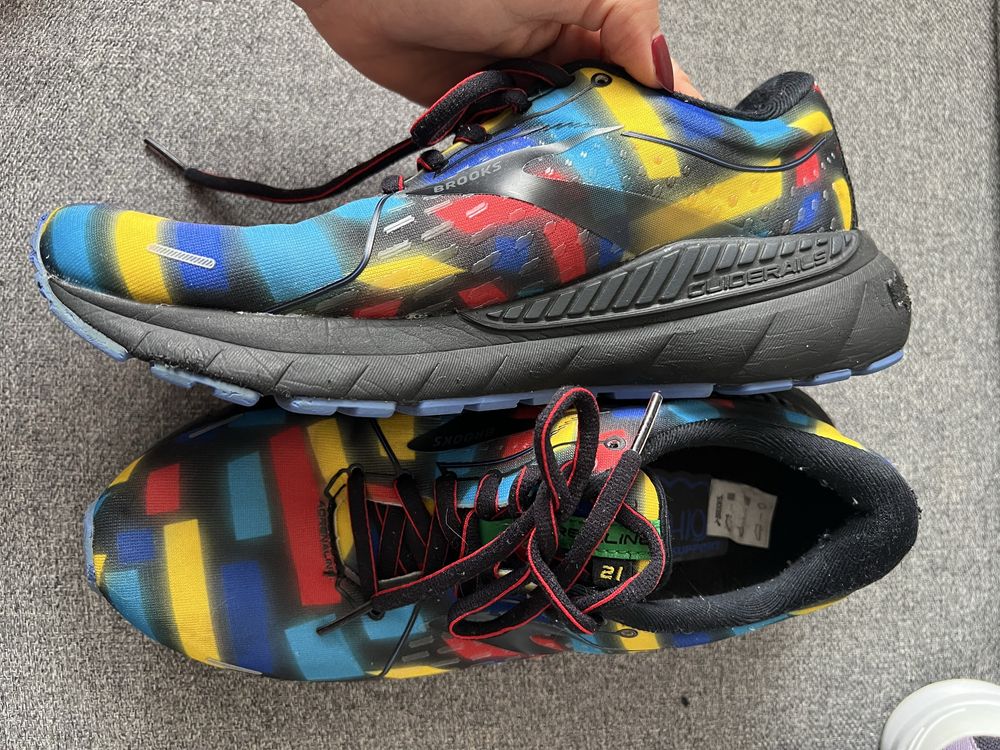 Маратонки Brooks, Under Armour, Xero и Hoka