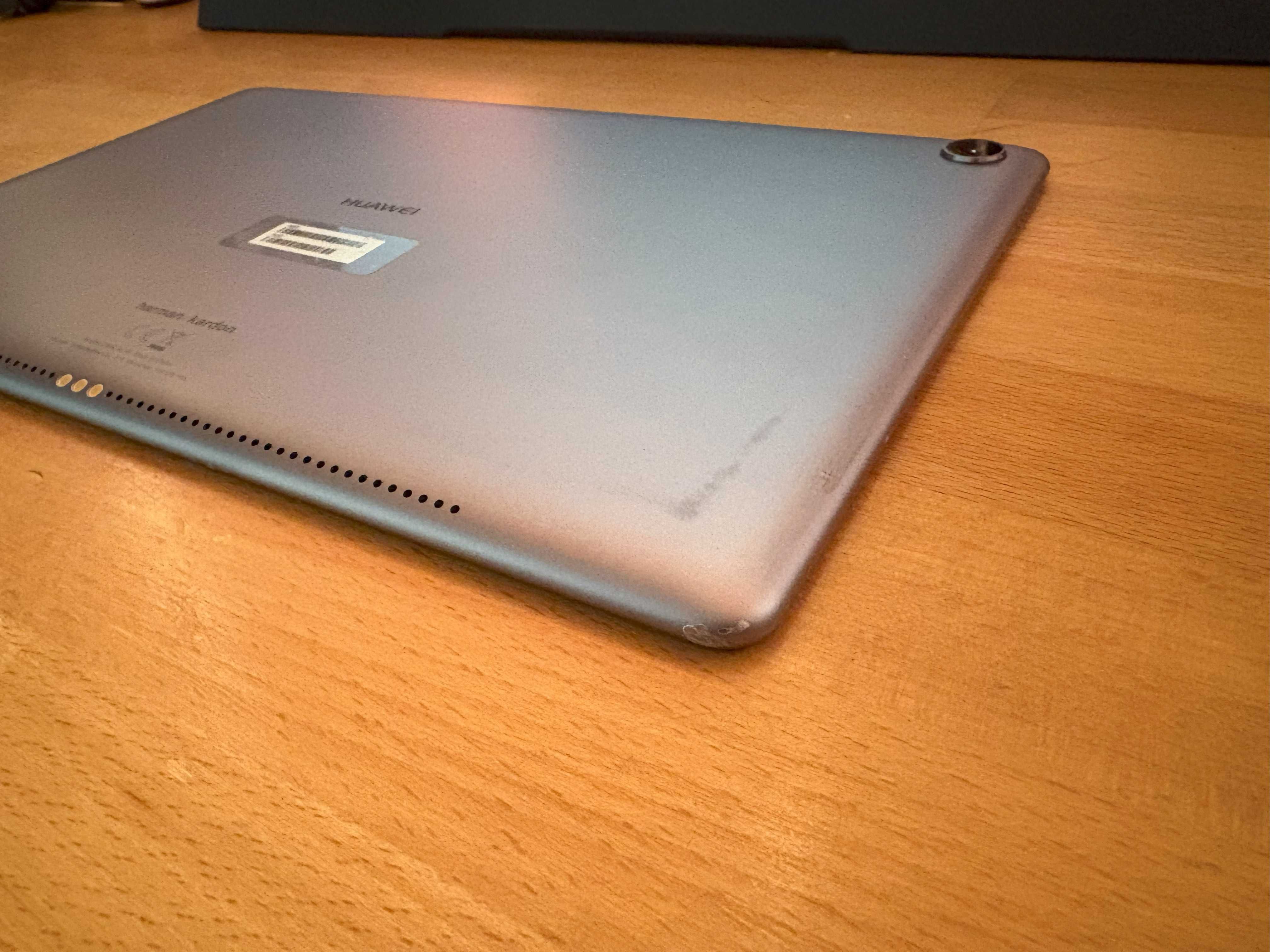 Таблет Huawei MediaPad M5 + кейс с клавиатура