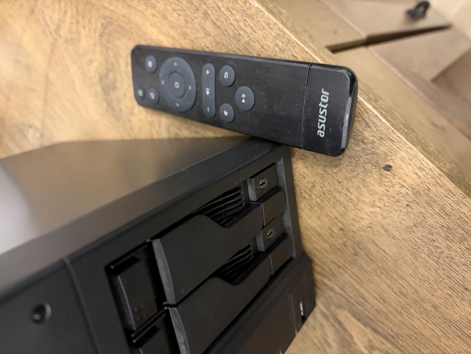 server NAS ASUS mediaplayer cu telecomanda