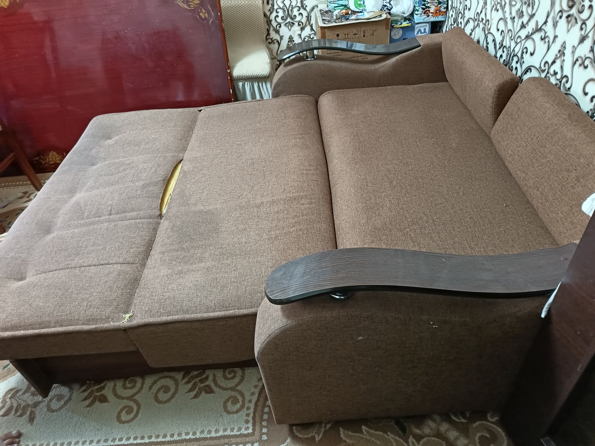 Divan sotiladi. Продаётся диван.