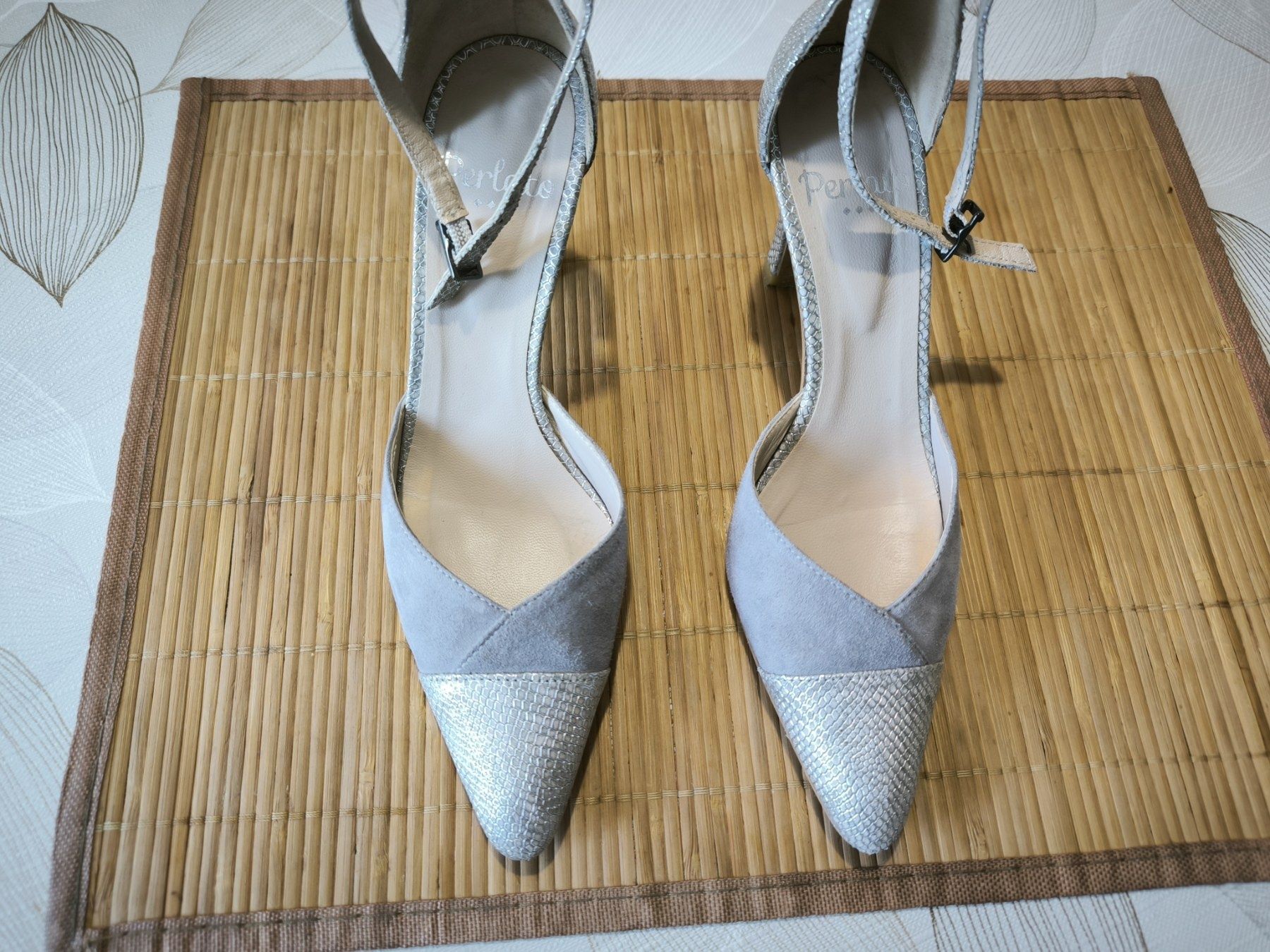 Елегантни  дамски обувки на ток, сиво и сребристо, естествена кожа,