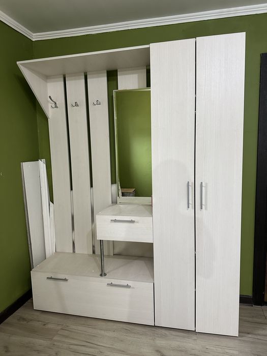 Продается шкаф в прихожую