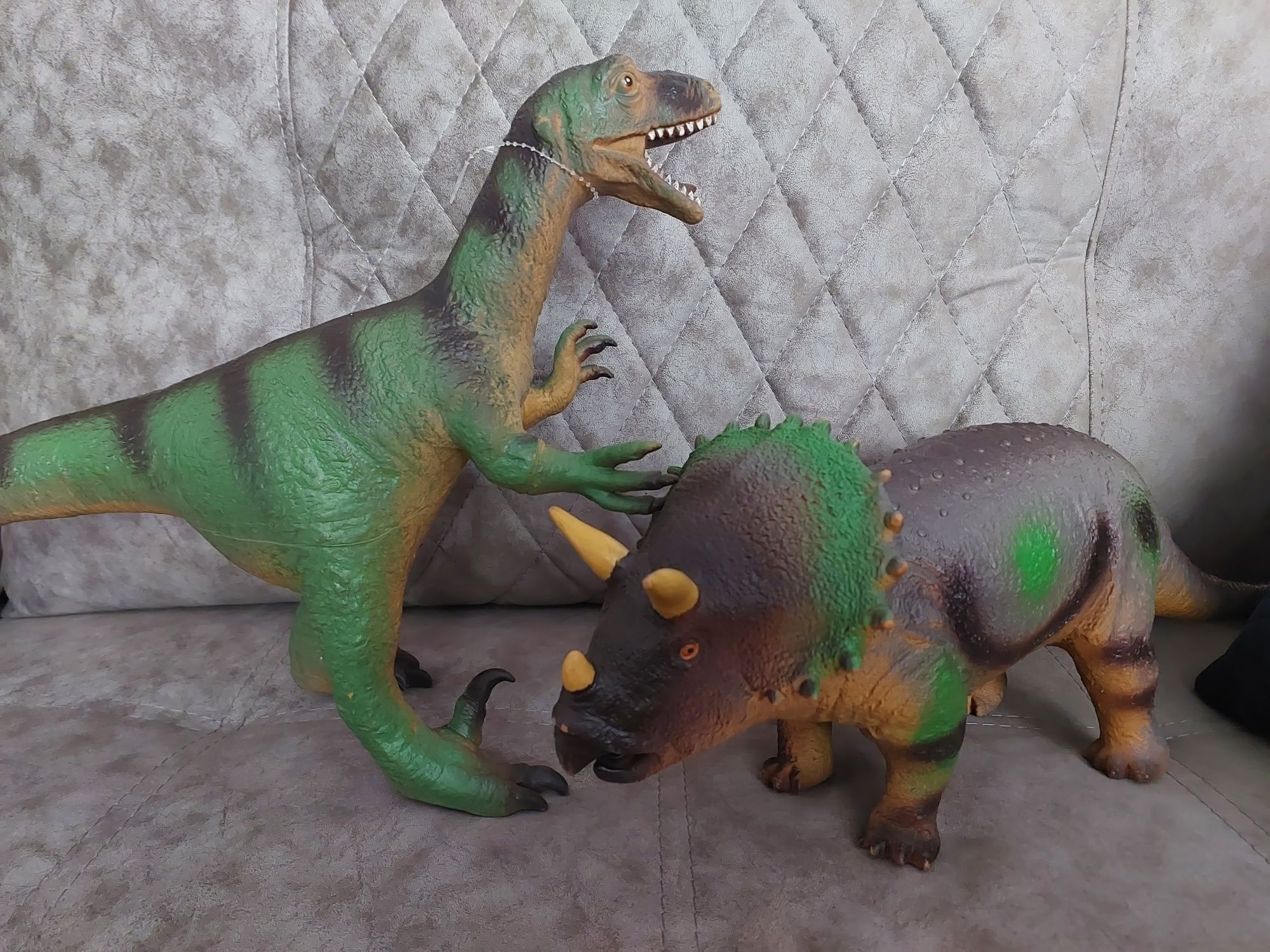 Продам игрушки Динозавры большие