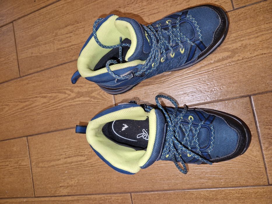 2* 75 lei/ perechea : Bocanci și trekeri = pantofi piele nr 35. Fete