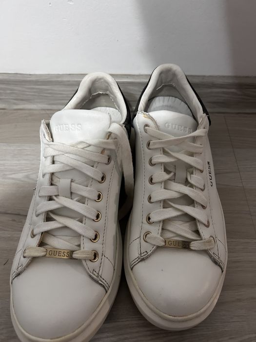 Vand adidasi GUESS