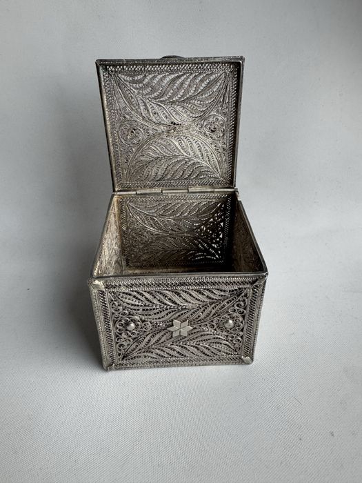 Cutie lucrata din argint filigran