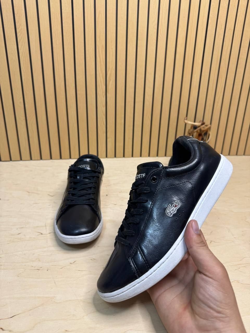 Lacoste b-u 40 razmer xolati zoʻr tirnalgan joylari yoʻq yangi