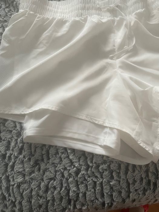 Vand pantalon scurt cu iegar incorporat,dedesupt,alb,nou,XL,H&M