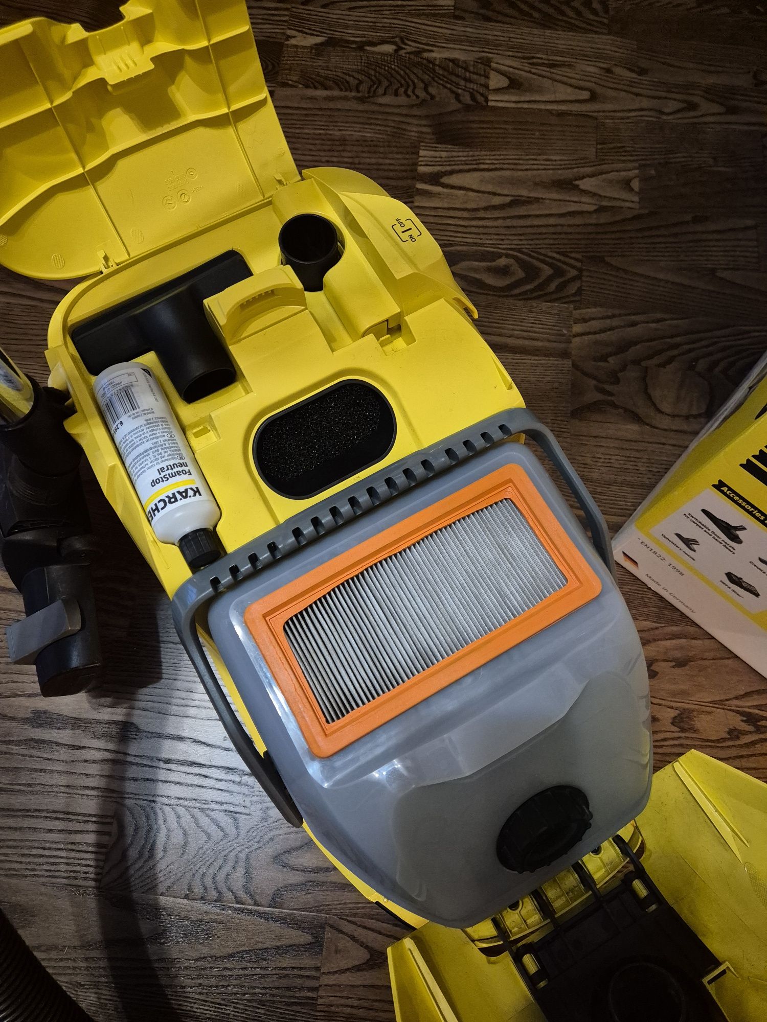 Aspirator Karcher DS6 fără sac cu filtrare prin apă
