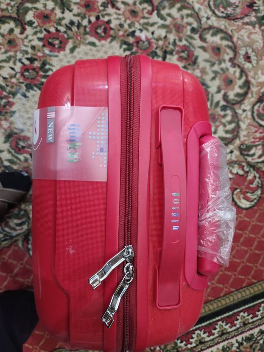 Продаётся  новый чемодан.