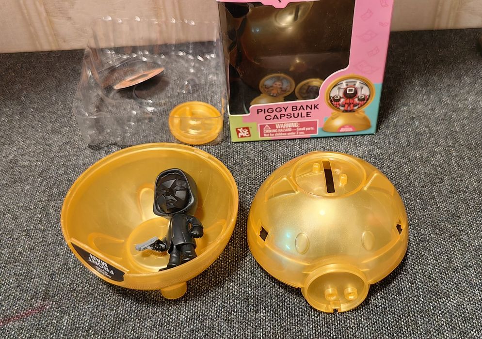 Figurina Front Man surpriza Squid Game Piggy Bank Capsule
