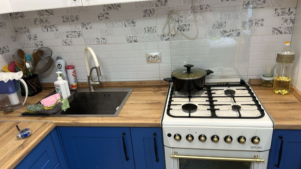 Кухонный гарнитур и горка в прихожую