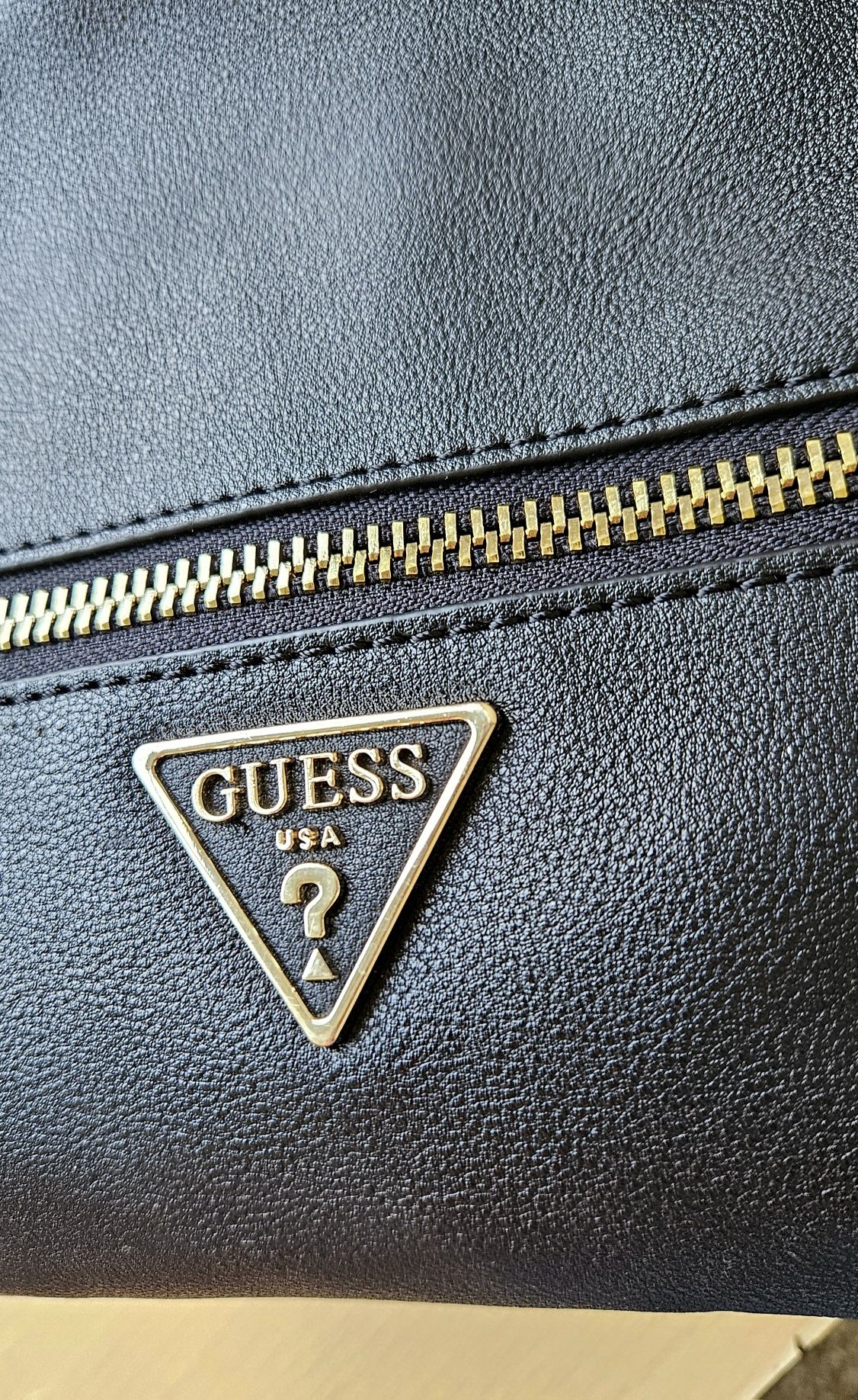 Черна раница Guess