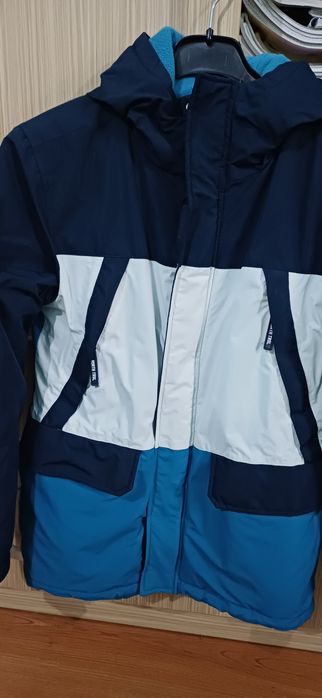 Vând geaca baieti marimea 164 in stare foarte buna