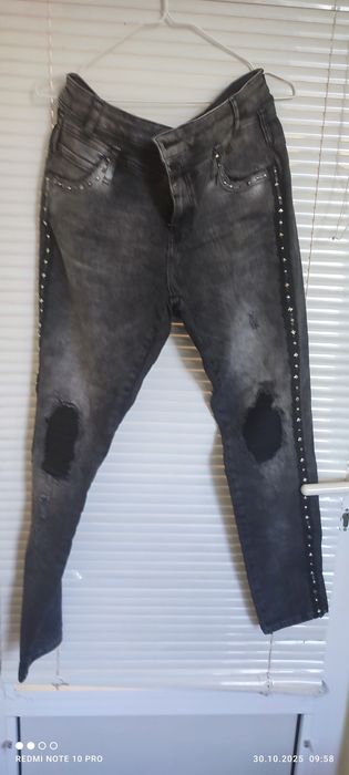 Дамски дънки с камъни и ефектни разкъсвания номер 48