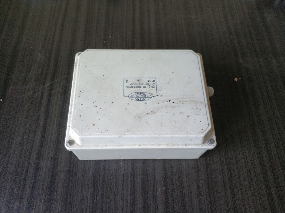 Метална кутия. Пластмасова кутия. Алуминиева кутия.