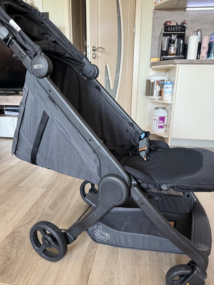 Продавам количка Ergobaby Metro+ Black