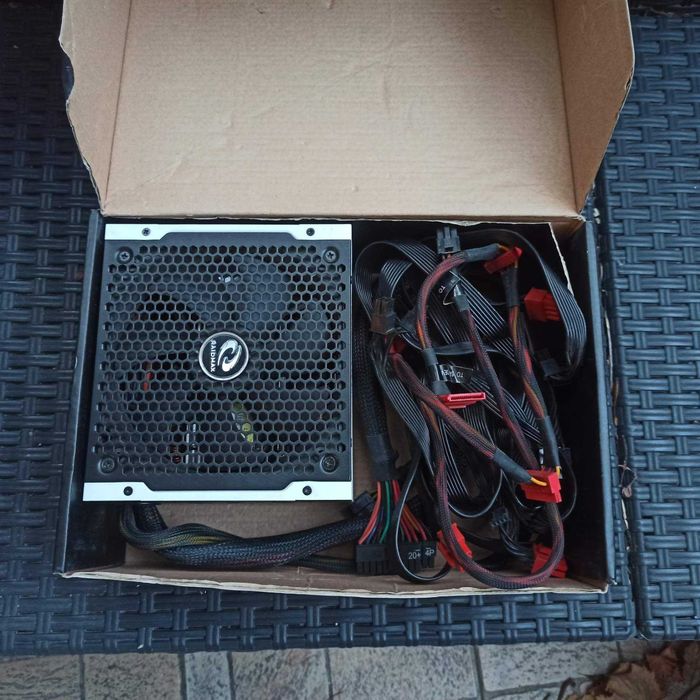 Продавам модулно компютърно захранване Vampire Power RAIDAX 800W Gold