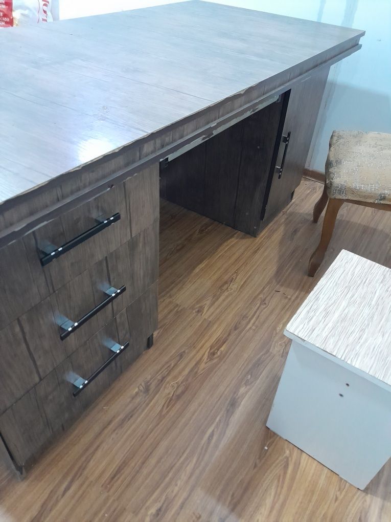 Мебель стол шкаф