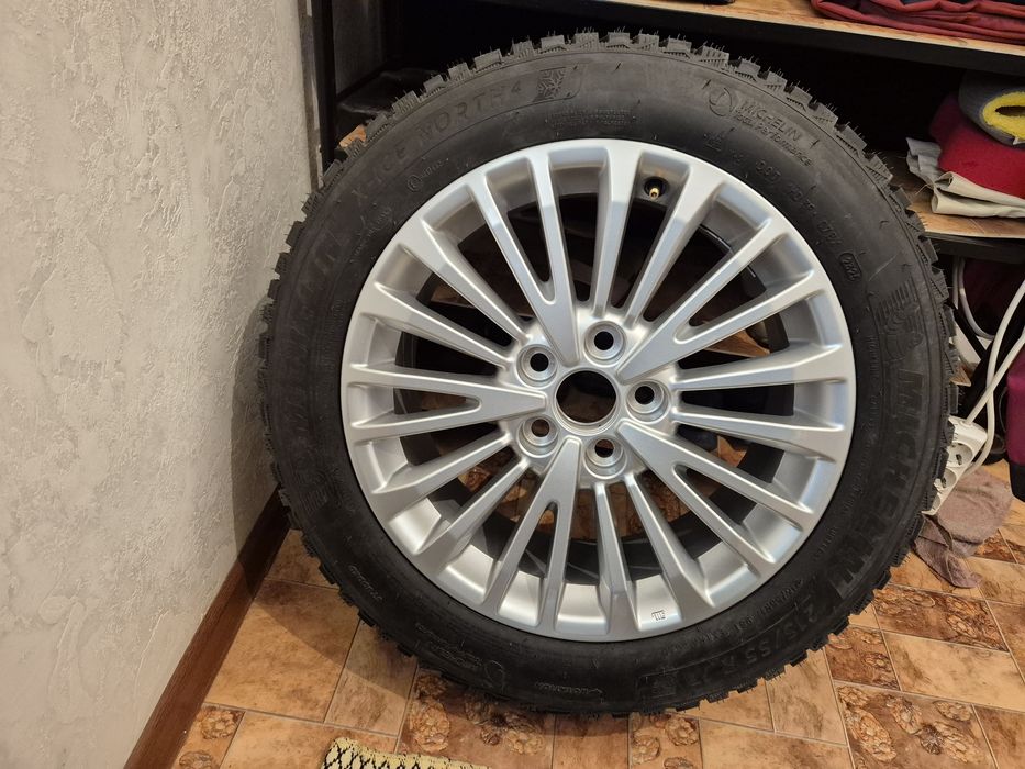 Диск от Камри 80 2025 года с шинами от Мишлен с шипами год вып 2025