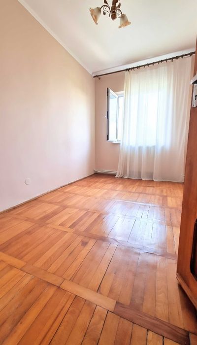 Apartament 3 Camere, Decomandat, Zona Casa Tineretului