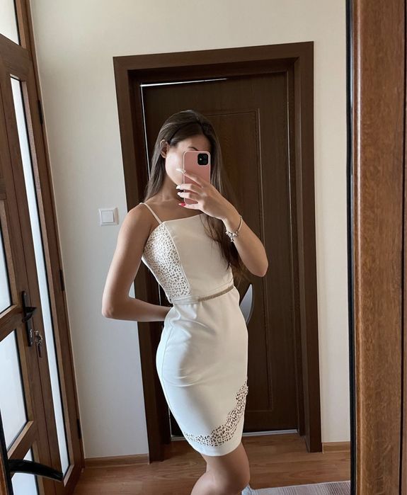 Бяла рокля