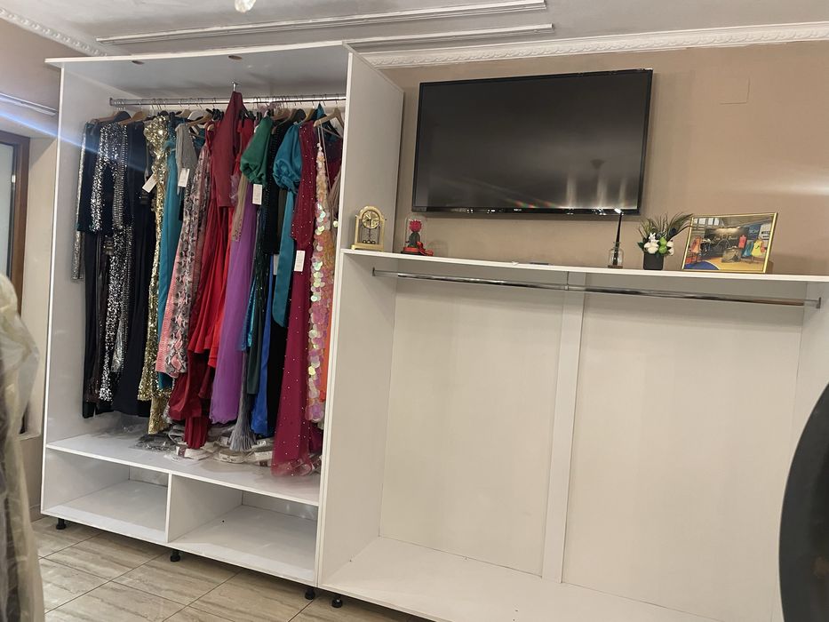 Vand mobila pentru magazin