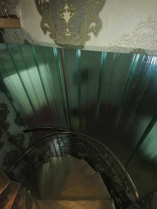 Ховли уй сотилади. 8 сотих, 8 хона.