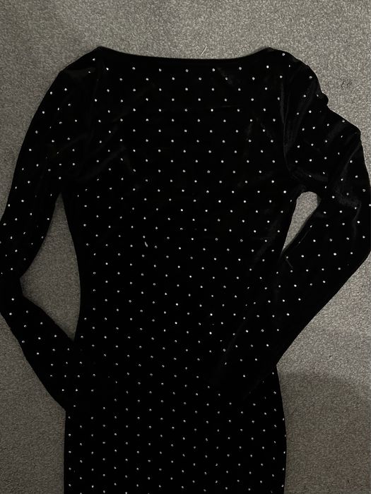 Велурена рокля с камъчета