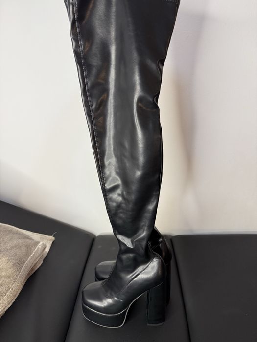 Vand o pereche de tocuri din piele