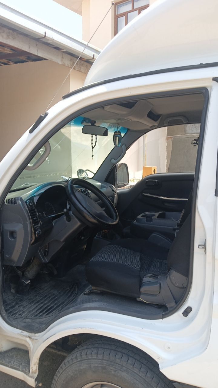 Kia bongo sotiladi