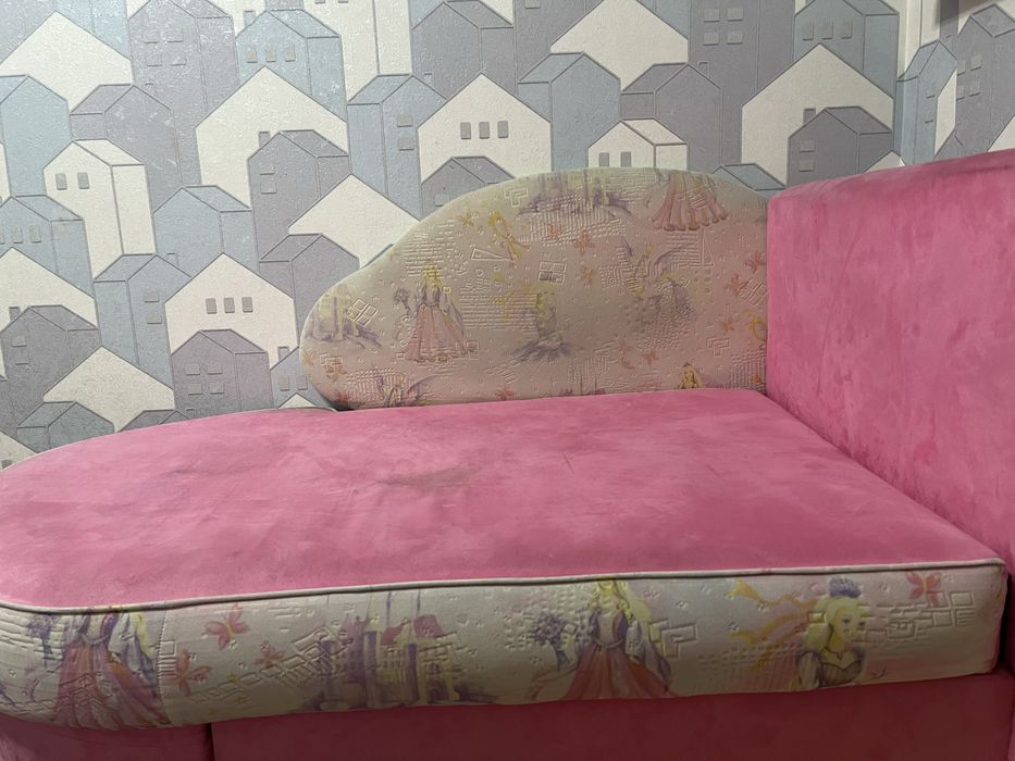 Детский диван или кровать , для девочки.