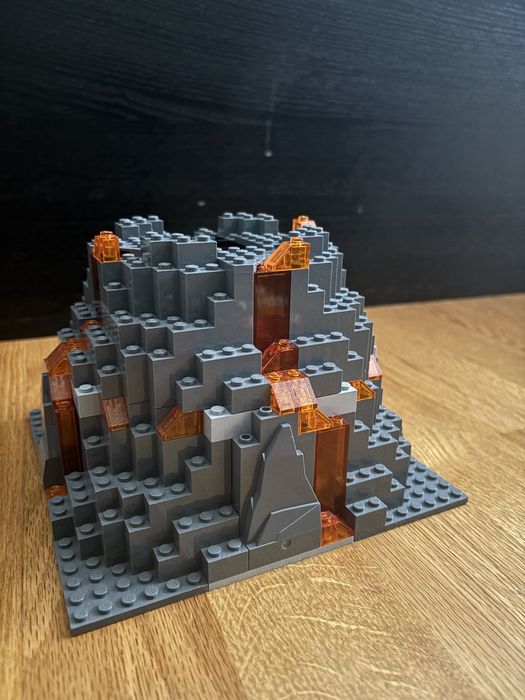 LEGO Statia de Explorare a Vulcanului 60124