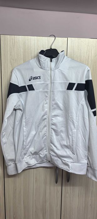 Комплект asics подходящ за есента