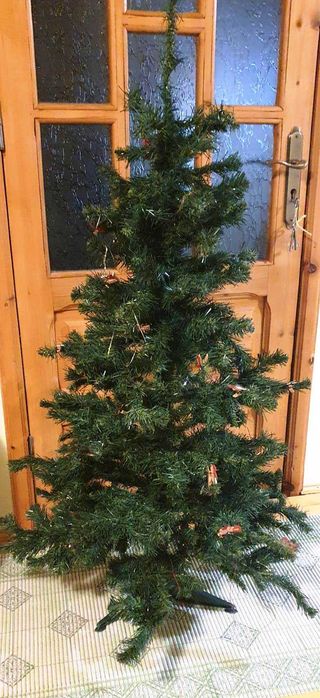 Brad artificial - ornamente și obiecte Crăciun