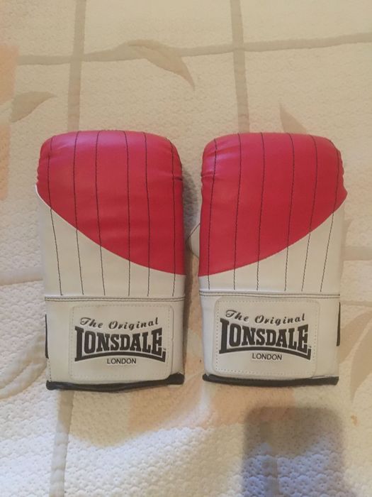 Продавам боксов чувал и ръкавици