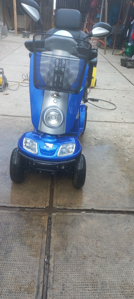 Cărucior pentru oameni cu dizabilități electric