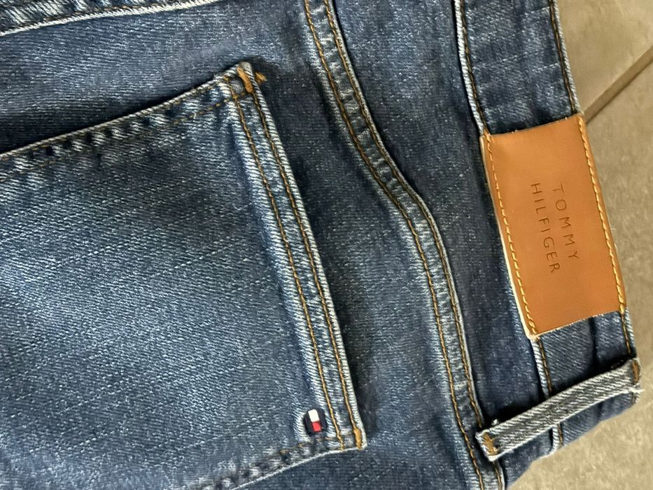 Blugi hilfiger, femei,  mărimea 29/30, preț 110 roni