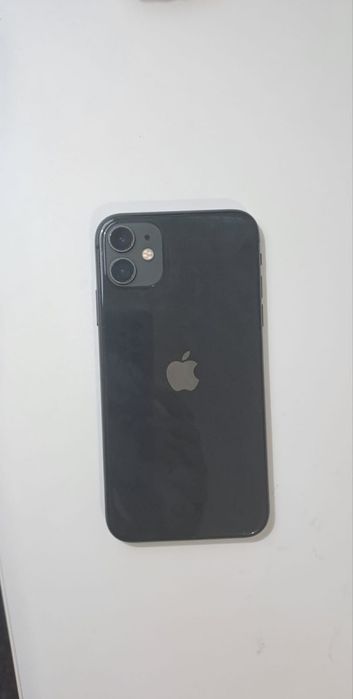 Iphone 11 Negru ; 128 GB + 3 huse in stare foarte bună